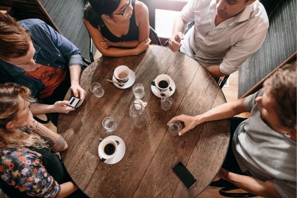 Cafeteria e Networking: Conectando Pessoas em Torno de uma Boa Xícara de Café